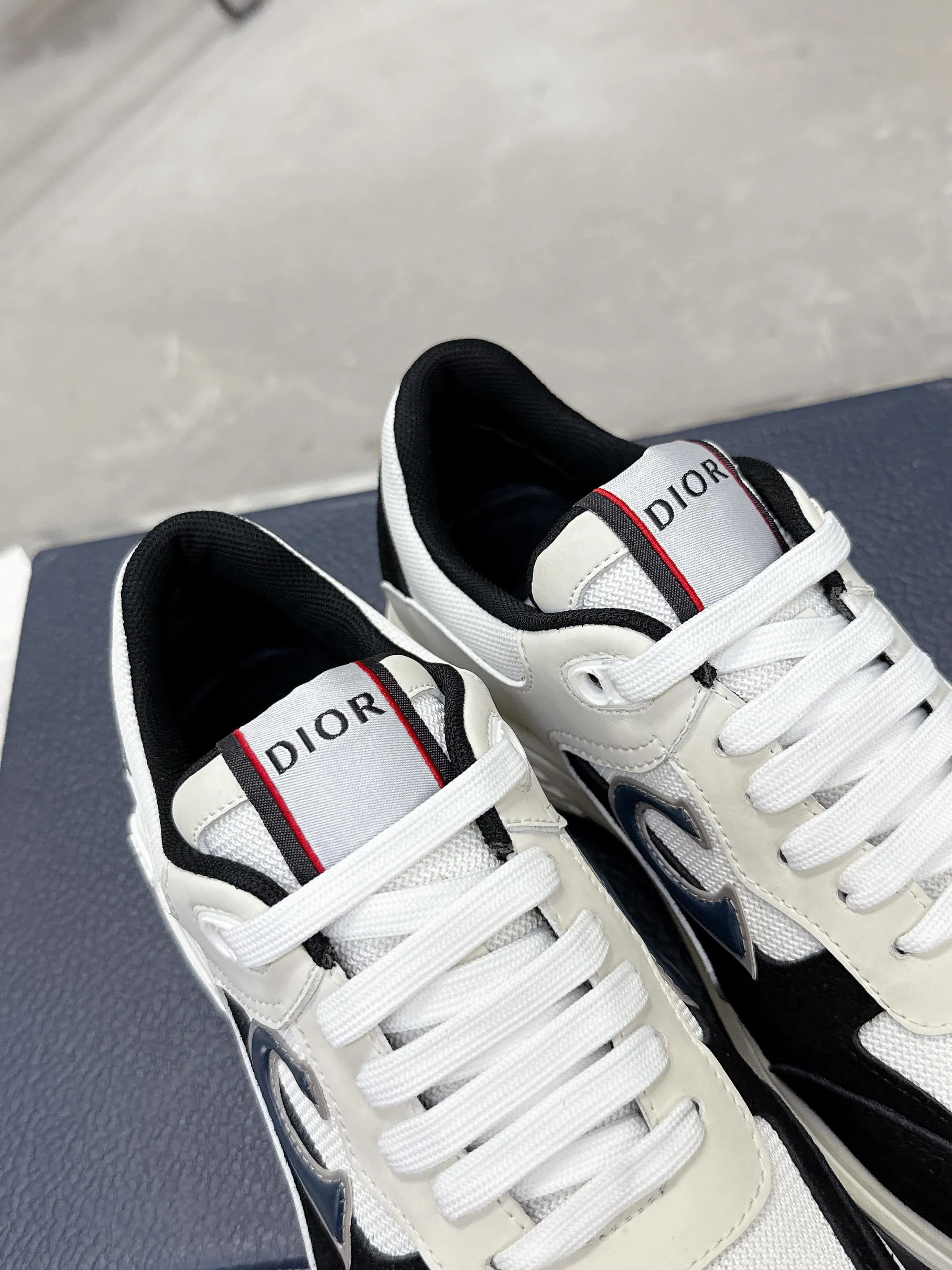 Men's men's shoes💰580💰 Dior Dior's latest color matching B30 series dad sneakers original 17960💰 purchased for development and production Brand new B30 sneakers Dad Shoes style shoes that follow the trend of the retro market The Dior logo on the tongue also indicates that this pair of shoes is the B30 model! B30 uses fine-textured leather and mesh cloth materials to form a shoe body. There are conspicuous letters CD on both sides of the shoe body to indicate identity. Many lines on the shoe body outline details to make the shoes look less monotonous and full of retro flavor. The delivery counter is exquisitely packaged🛍📦 ▪️Fabric: Original customized technical fabric + mesh ▪️Inner lining: Customized breathable lining ▪️Outsole: Original molded IP foam + TPU outsole ▪️Sole thickness: 3.5CM ▪️Size: Men's size 39-46 (Male size 38.45.46 customized)